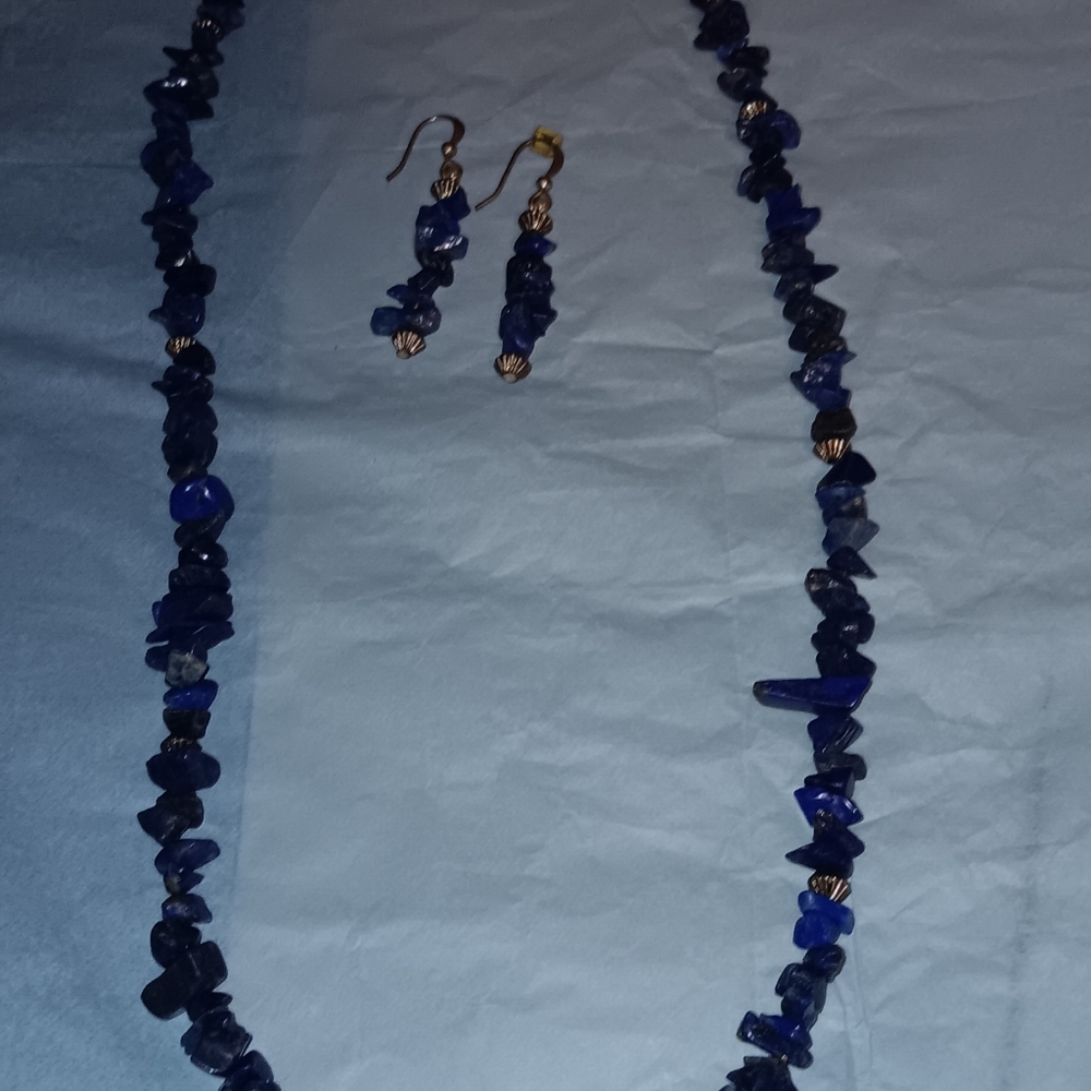 VINTAGE..BEAUTIFUL ASSORTED MINI ROCKS NECKLACE AND MATCHING EARRINGS